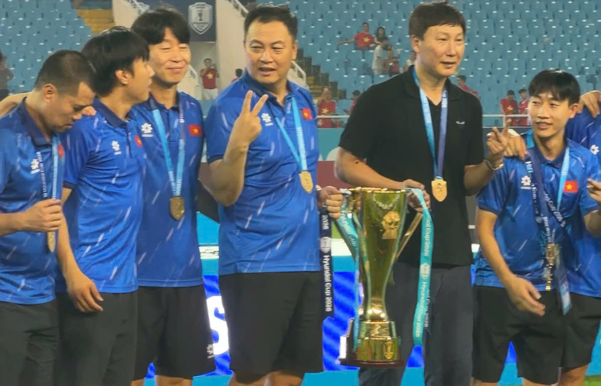 HLV Kim Sang - sik ghi dấu ấn lịch sử bóng đá Việt Nam với cách ăn mừng độc đáo - Ảnh 7. HLV Kim Sang - sik ghi dấu ấn lịch sử bóng đá Việt Nam với cách ăn mừng độc đáo - Ảnh 7.
