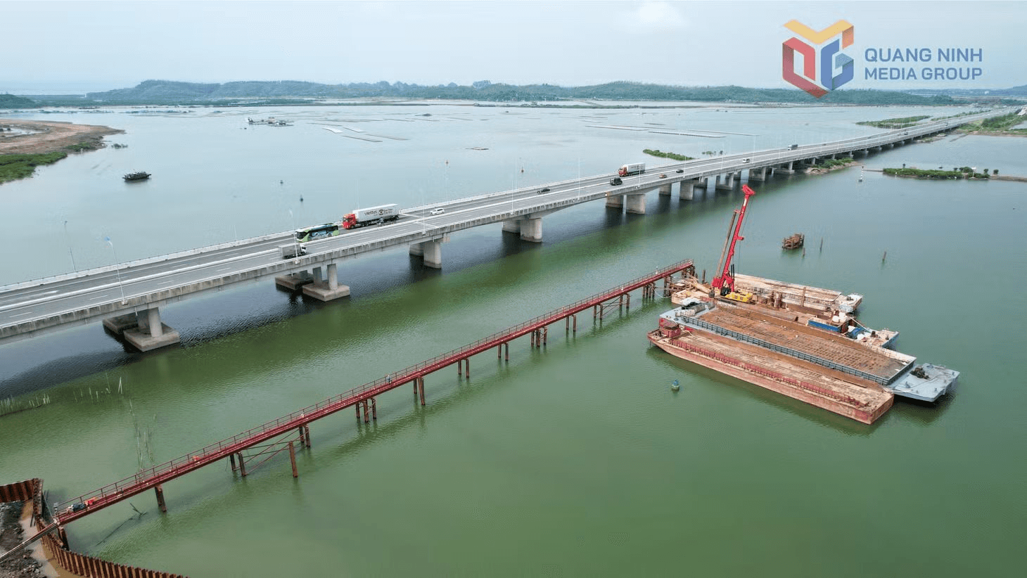 Tỷ ph&uacute; Phạm Nhật Vượng đang cho thi c&ocirc;ng si&ecirc;u đường sắt tốc độ cao 5,6 tỷ USD chưa từng c&oacute; trong lịch sử: Hệ thống khoan cọc nhồi vượt s&ocirc;ng đ&atilde; bắt đầu triển khai - Ảnh 1.