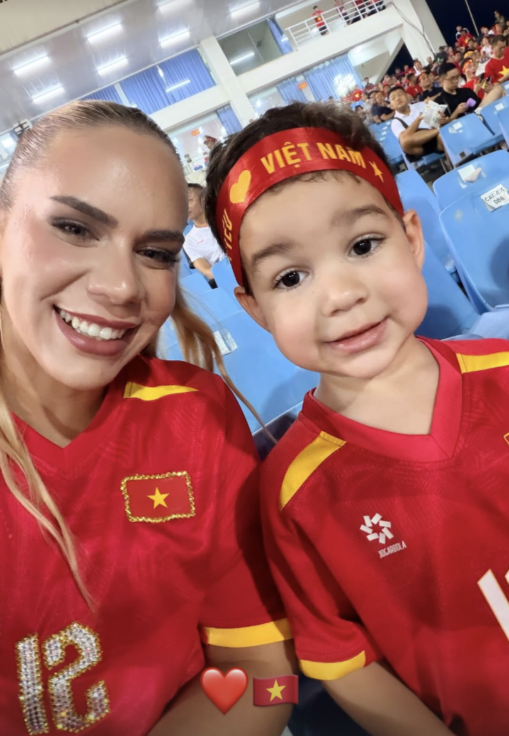 D&agrave;n WAGs xinh đẹp cổ vũ đội tuyển Việt Nam trong trận chung kết 2026 - Ảnh 5.