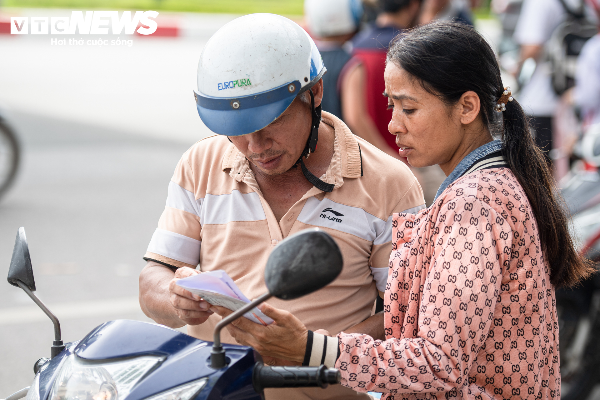 V&eacute; trận Việt Nam đấu Th&aacute;i Lan tại Mỹ Đ&igrave;nh tăng gi&aacute; ch&oacute;ng mặt , CĐV đổ về xem - Ảnh 4.