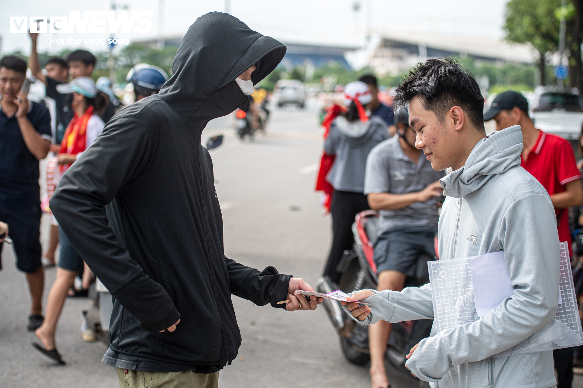 V&eacute; trận Việt Nam đấu Th&aacute;i Lan tại Mỹ Đ&igrave;nh tăng gi&aacute; ch&oacute;ng mặt , CĐV đổ về xem - Ảnh 7.