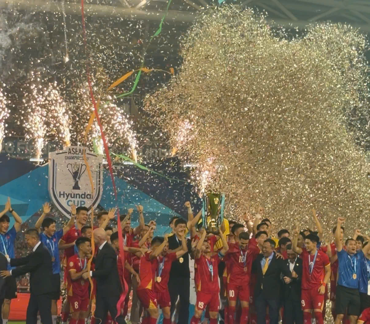 Xuân Mạnh tôn vinh HLV Kim Sang - sik trong chiến thắng AFF Cup 2026 đầy cảm xúc - Ảnh 10. Xuân Mạnh tôn vinh HLV Kim Sang - sik trong chiến thắng AFF Cup 2026 đầy cảm xúc - Ảnh 10.