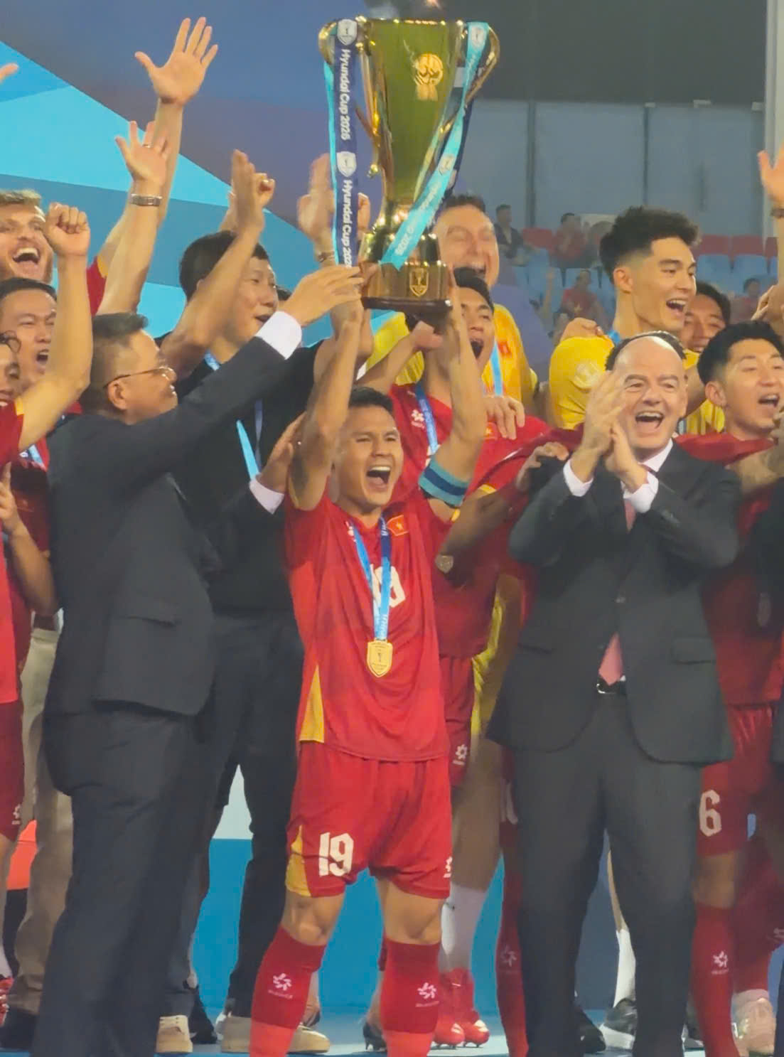 Chủ tịch FIFA Gianni Infantino ch&uacute;c mừng ĐTVN v&agrave; khoảnh khắc đ&aacute;ng nhớ với HLV Kim Sang - sik - Ảnh 5.