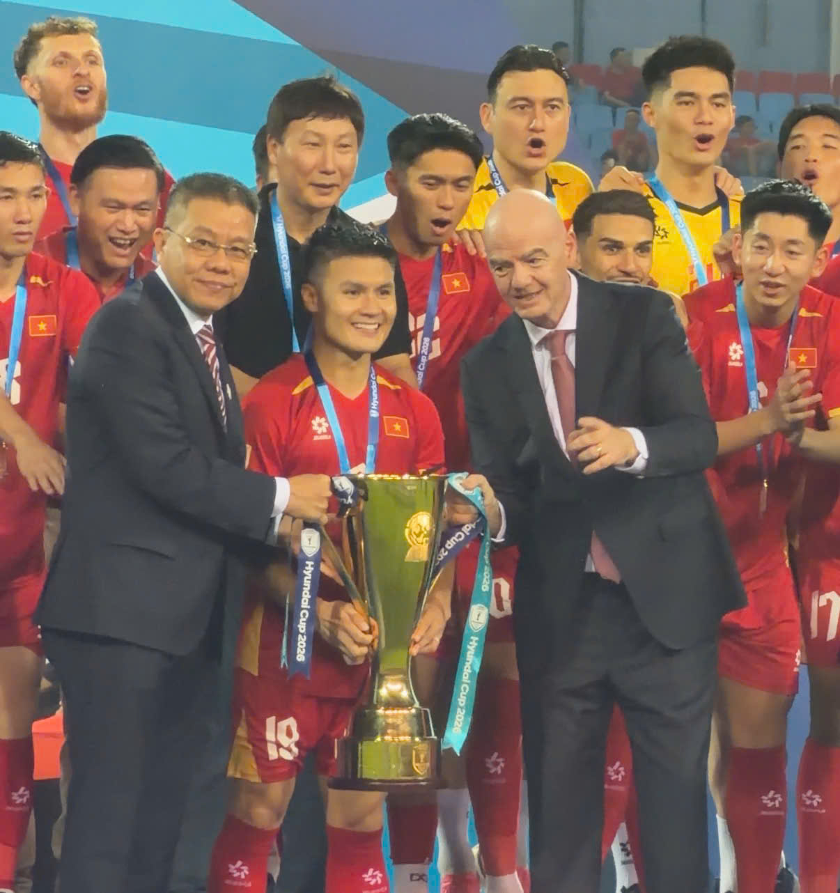 Chủ tịch FIFA Gianni Infantino ch&uacute;c mừng ĐTVN v&agrave; khoảnh khắc đ&aacute;ng nhớ với HLV Kim Sang - sik - Ảnh 4.