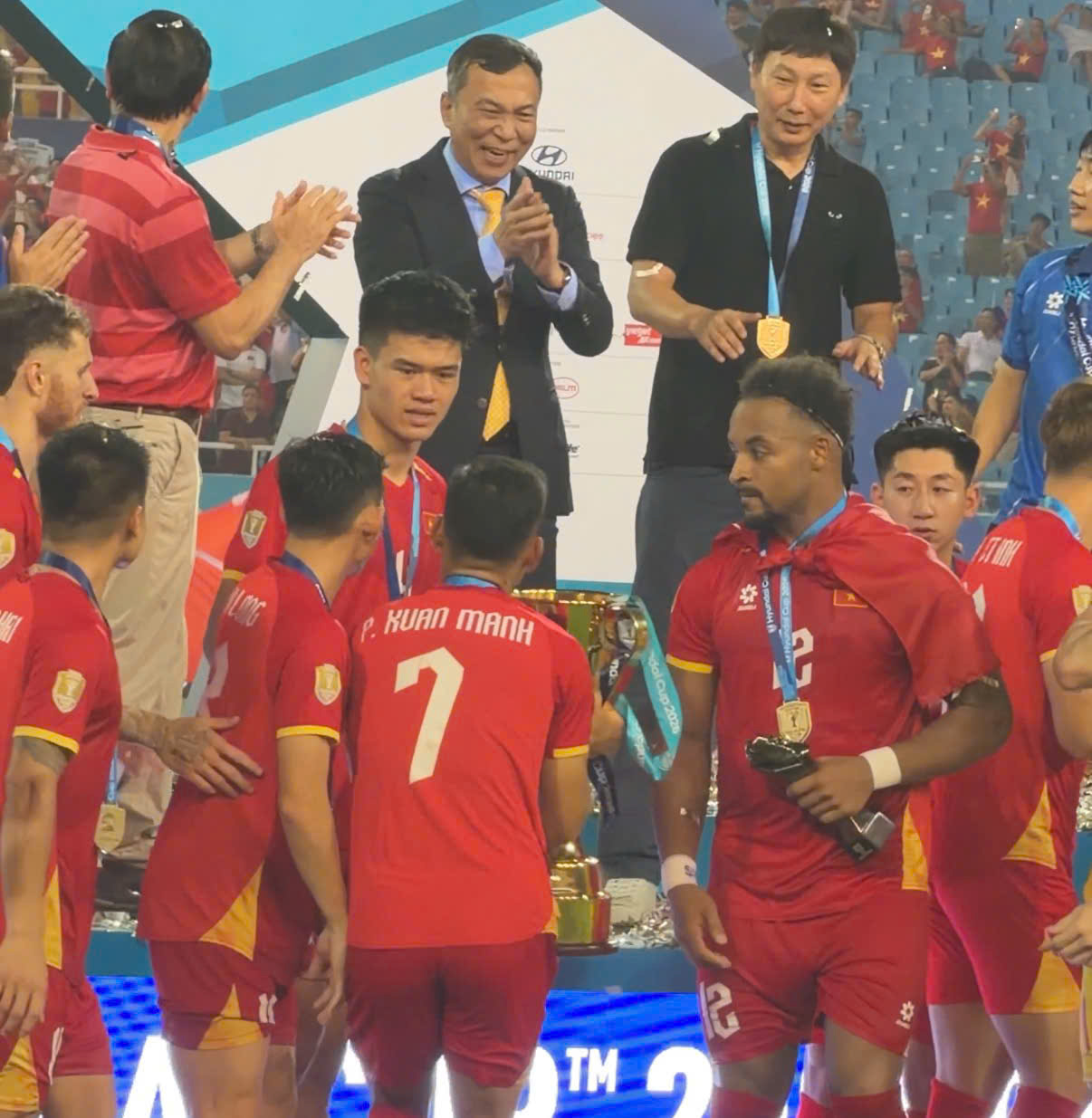 Xuân Mạnh tôn vinh HLV Kim Sang - sik trong chiến thắng AFF Cup 2026 đầy cảm xúc - Ảnh 6. Xuân Mạnh tôn vinh HLV Kim Sang - sik trong chiến thắng AFF Cup 2026 đầy cảm xúc - Ảnh 6.