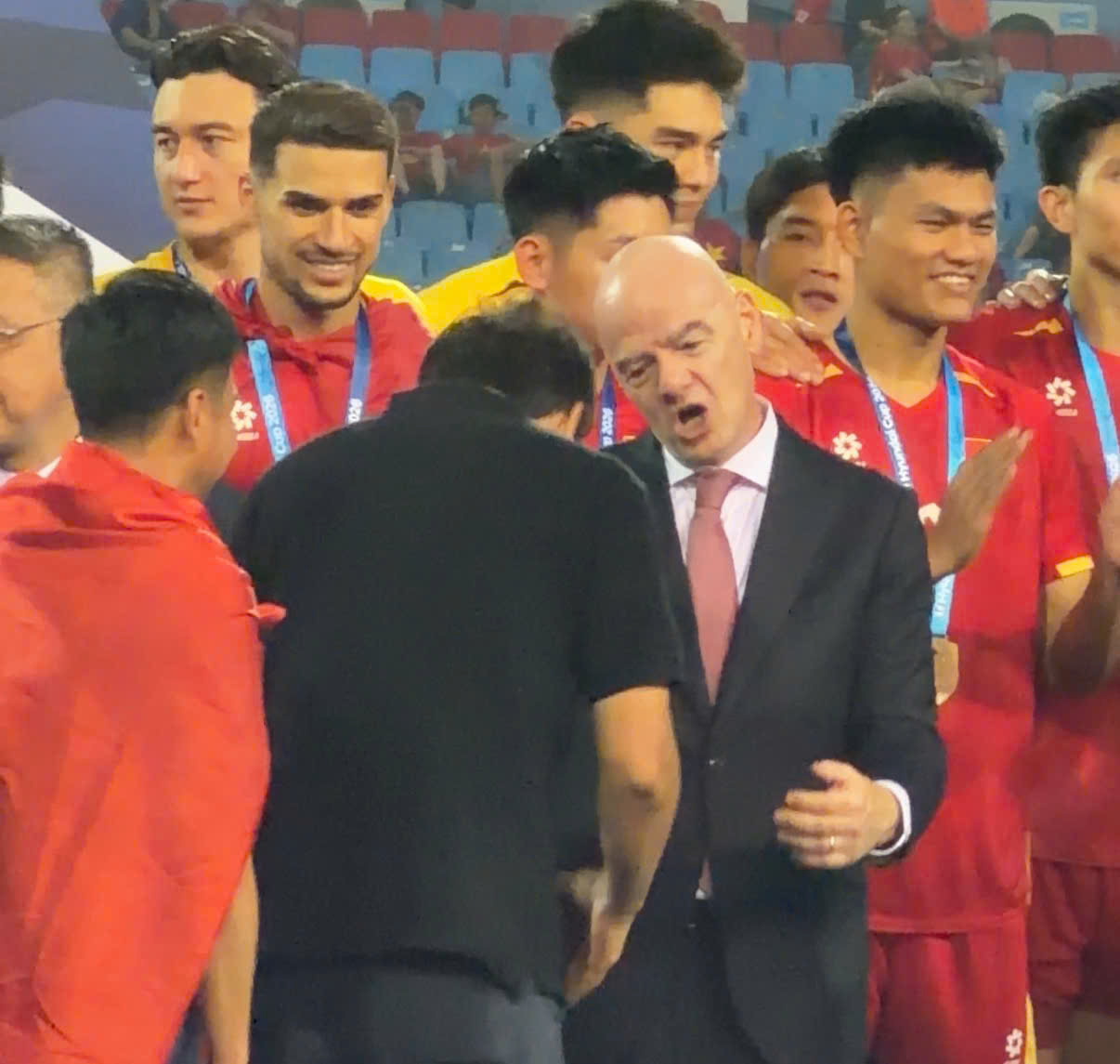 Chủ tịch FIFA Gianni Infantino ch&uacute;c mừng ĐTVN v&agrave; khoảnh khắc đ&aacute;ng nhớ với HLV Kim Sang - sik - Ảnh 1.