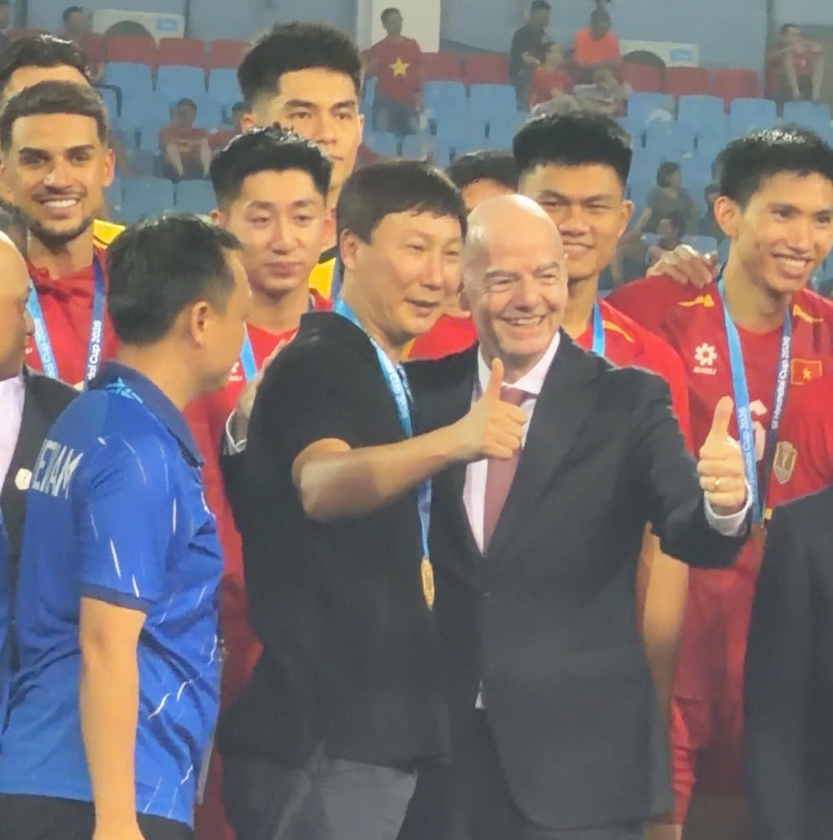 Chủ tịch FIFA Gianni Infantino ch&uacute;c mừng ĐTVN v&agrave; khoảnh khắc đ&aacute;ng nhớ với HLV Kim Sang - sik - Ảnh 3.