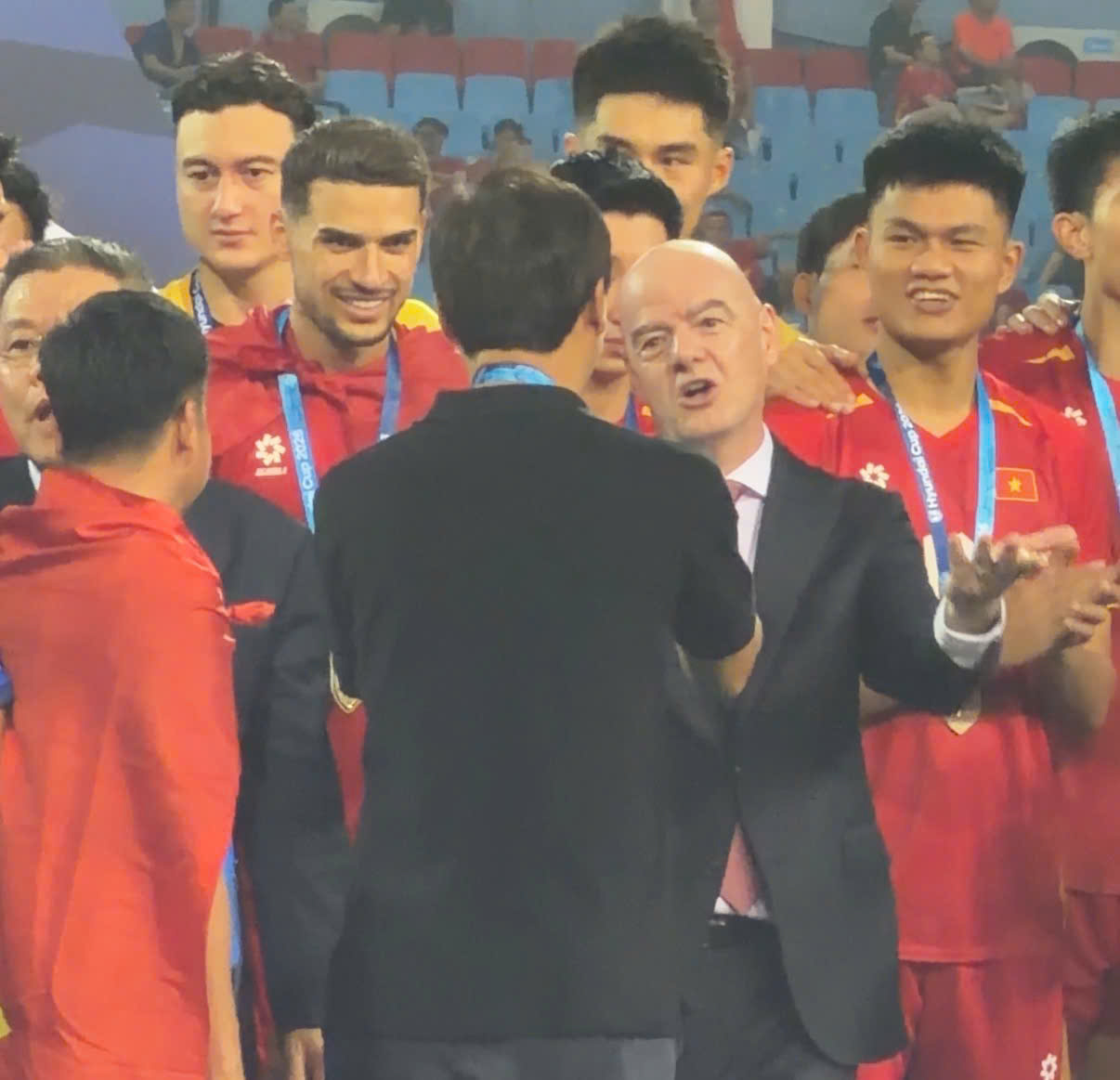 Chủ tịch FIFA Gianni Infantino ch&uacute;c mừng ĐTVN v&agrave; khoảnh khắc đ&aacute;ng nhớ với HLV Kim Sang - sik - Ảnh 2.