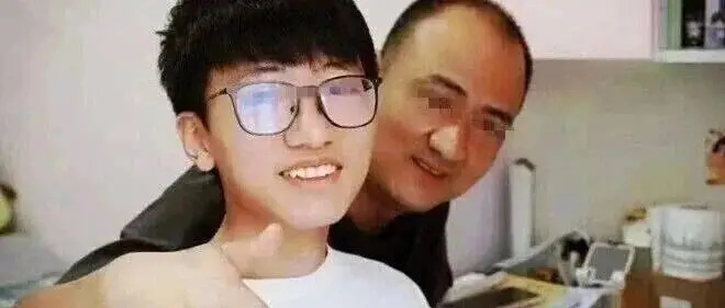 Cả nh&agrave; mừng rỡ mở tiệc ăn mừng con đỗ đại học, sự cố sau đ&oacute; khiến gia đ&igrave;nh &ldquo;muối mặt&rdquo; - Ảnh 1.