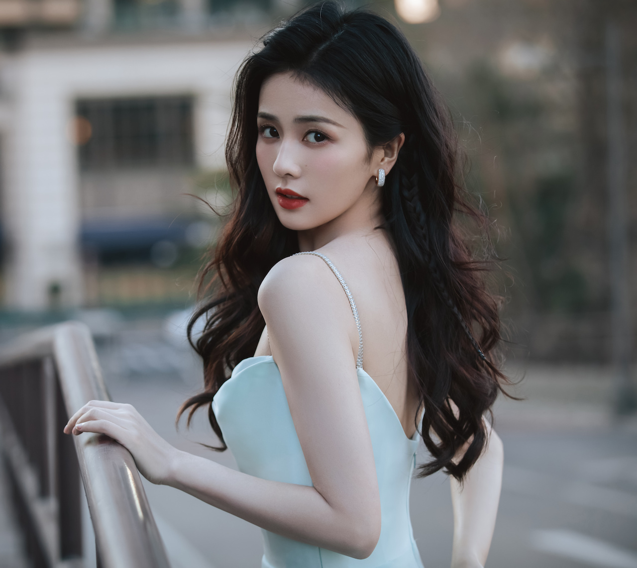 Bạch Lộc và Triệu Lộ Tư: Cuộc chiến ngọai hình gây tranh cãi giữa hai mỹ nhân 9x - Ảnh 9. Bạch Lộc và Triệu Lộ Tư: Cuộc chiến ngọai hình gây tranh cãi giữa hai mỹ nhân 9x - Ảnh 9.