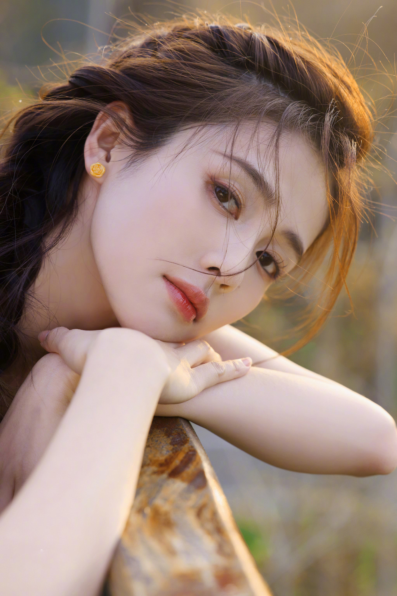 Bạch Lộc và Triệu Lộ Tư: Cuộc chiến ngọai hình gây tranh cãi giữa hai mỹ nhân 9x - Ảnh 8. Bạch Lộc và Triệu Lộ Tư: Cuộc chiến ngọai hình gây tranh cãi giữa hai mỹ nhân 9x - Ảnh 8.