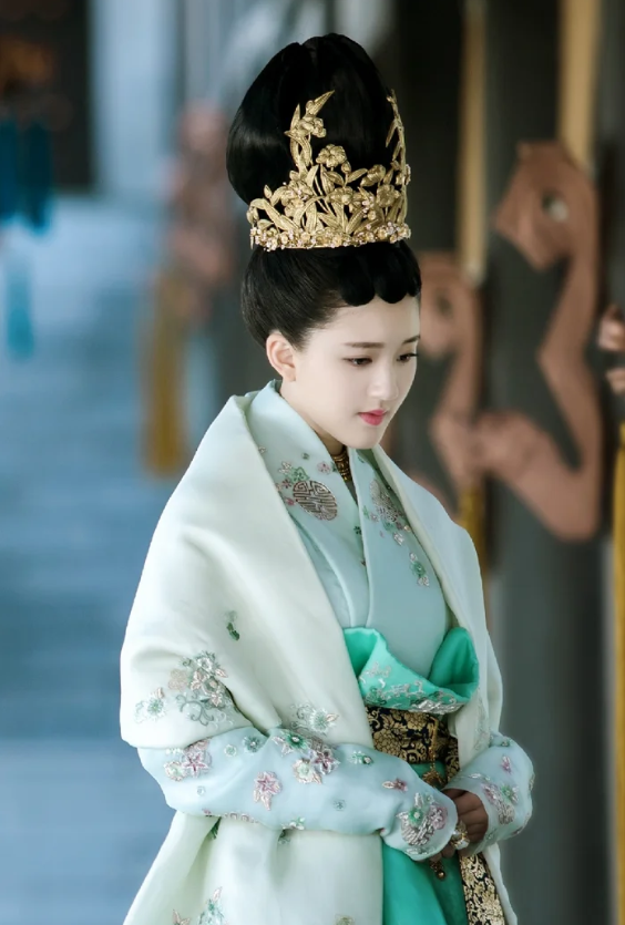 Bạch Lộc và Triệu Lộ Tư: Cuộc chiến ngọai hình gây tranh cãi giữa hai mỹ nhân 9x - Ảnh 10. Bạch Lộc và Triệu Lộ Tư: Cuộc chiến ngọai hình gây tranh cãi giữa hai mỹ nhân 9x - Ảnh 10.