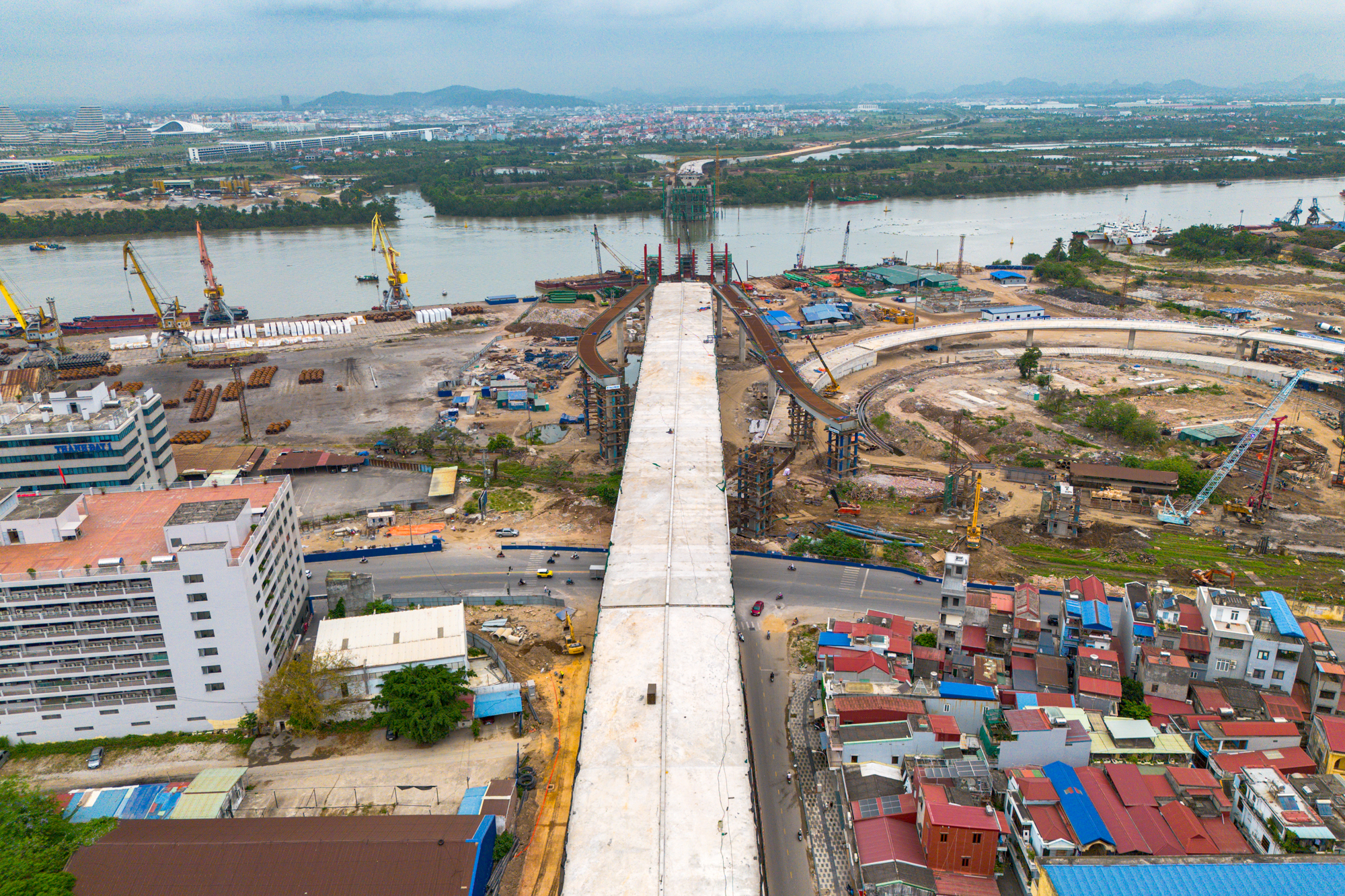 'Siêu cầu' cao bằng tòa nhà 40 tầng ở Việt Nam: Mang hình cánh buồm, nhập 7.000 tấn thép từ Nhật Bản - Ảnh 3.