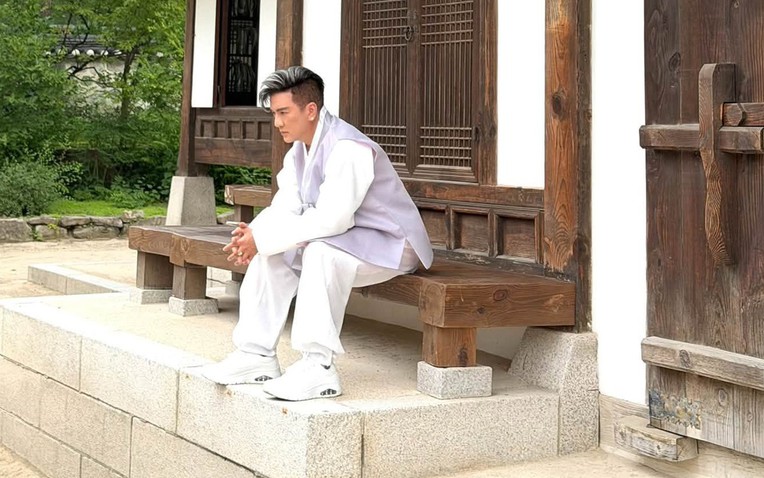 &Ocirc;ng ho&agrave;ng nhạc Việt nhận bằng khen: "Bữa giờ nhận mấy c&aacute;i rồi nhưng to&agrave;n giấu th&ocirc;i!" - Ảnh 1.