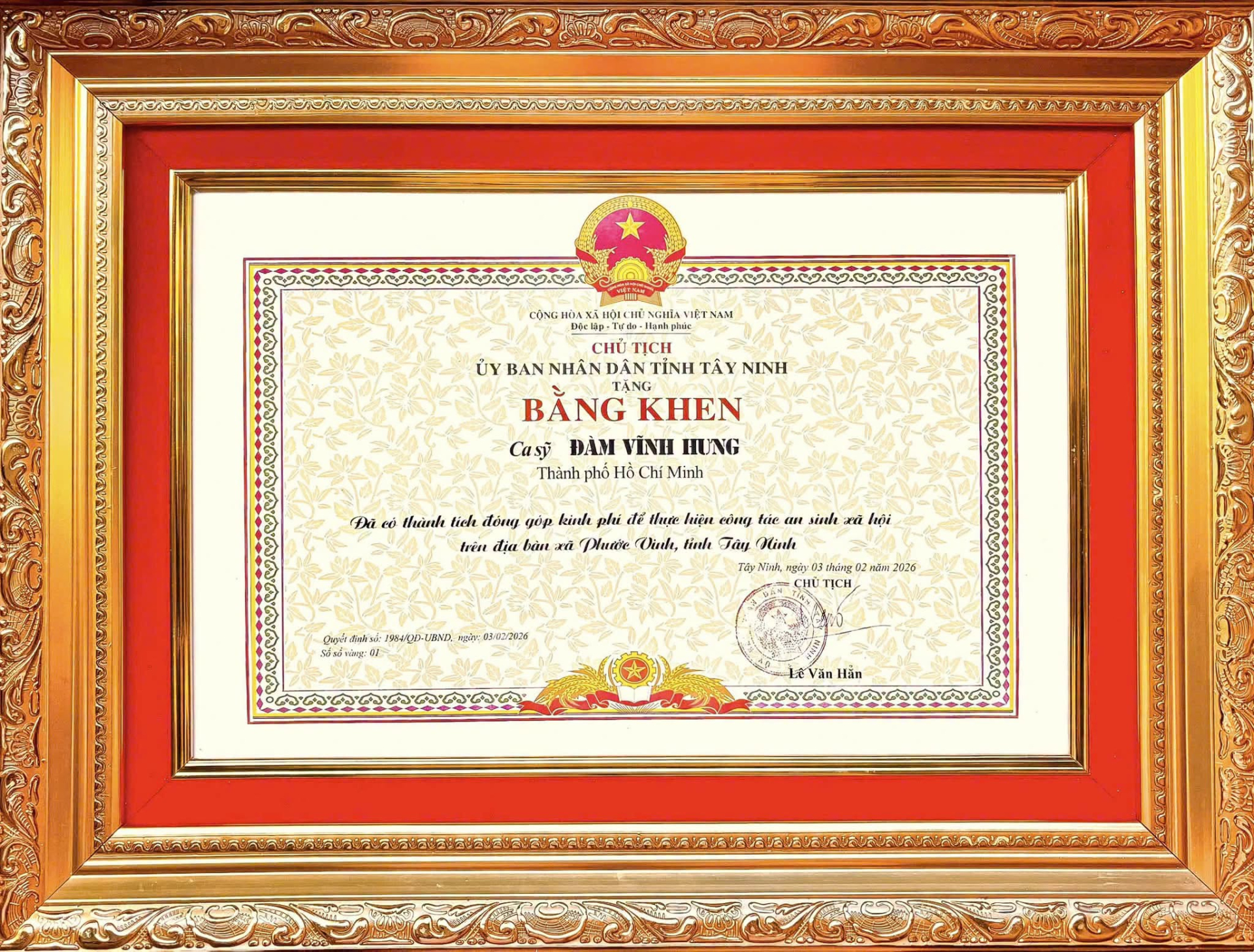 &Ocirc;ng ho&agrave;ng nhạc Việt nhận bằng khen: "Bữa giờ nhận mấy c&aacute;i rồi nhưng to&agrave;n giấu th&ocirc;i!" - Ảnh 2.