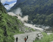 Nh&agrave; x&aacute;c kh&ocirc;ng c&ograve;n chỗ trống, gần 4.000 người vẫn mất t&iacute;ch sau lũ qu&eacute;t ở Nepal - Ảnh 3.