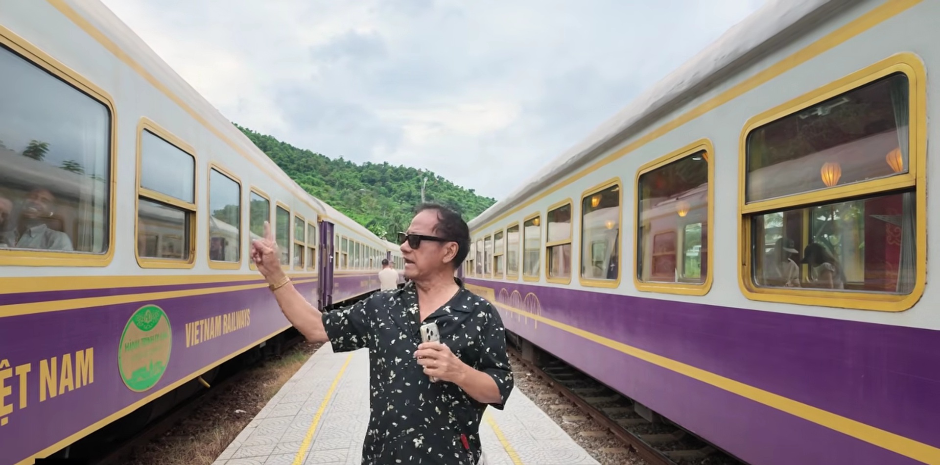 Chế Linh đi tàu qua đèo Hải Vân: "Non sông đất nước hùng vĩ quá"- Ảnh 1.