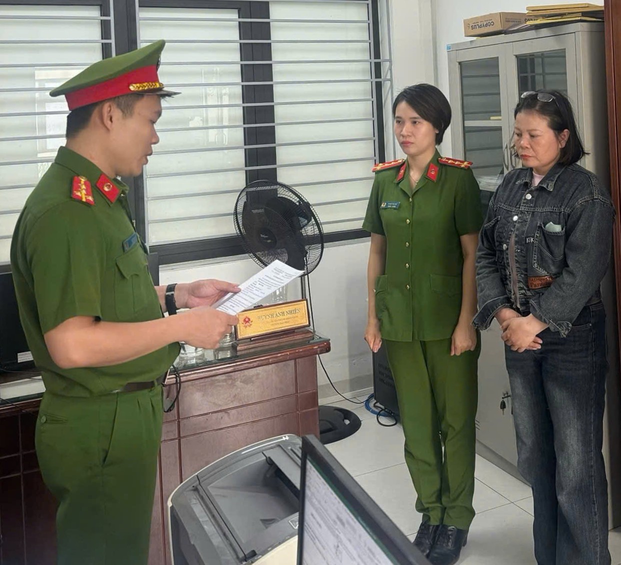 Lệnh bắt b&agrave; chủ tiệm tạp h&oacute;a Nguyễn Thị Dung v&igrave; Lừa đảo chiếm đoạt t&agrave;i sản - Ảnh 1.