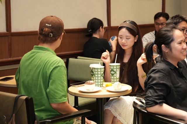 Tọa lạc vị trí đắc địa bậc nhất Hà Nội, Phúc Long Hoàn Kiếm đông kín khách ngày đầu khai trương- Ảnh 4.