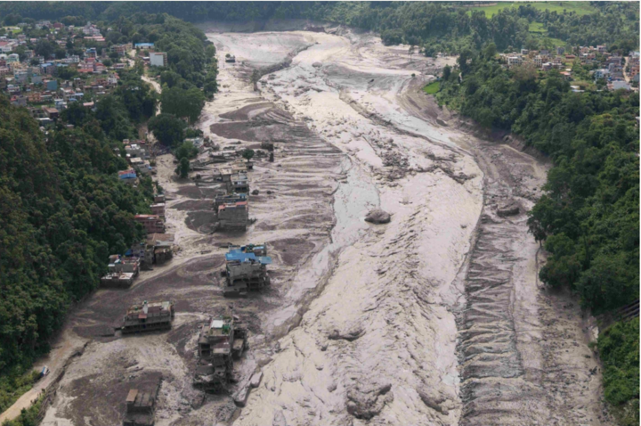 Lũ qu&eacute;t Nepal 2026: Hậu quả khủng khiếp từ thi&ecirc;n tai ở bi&ecirc;n giới Trung Quốc - Ảnh 5.