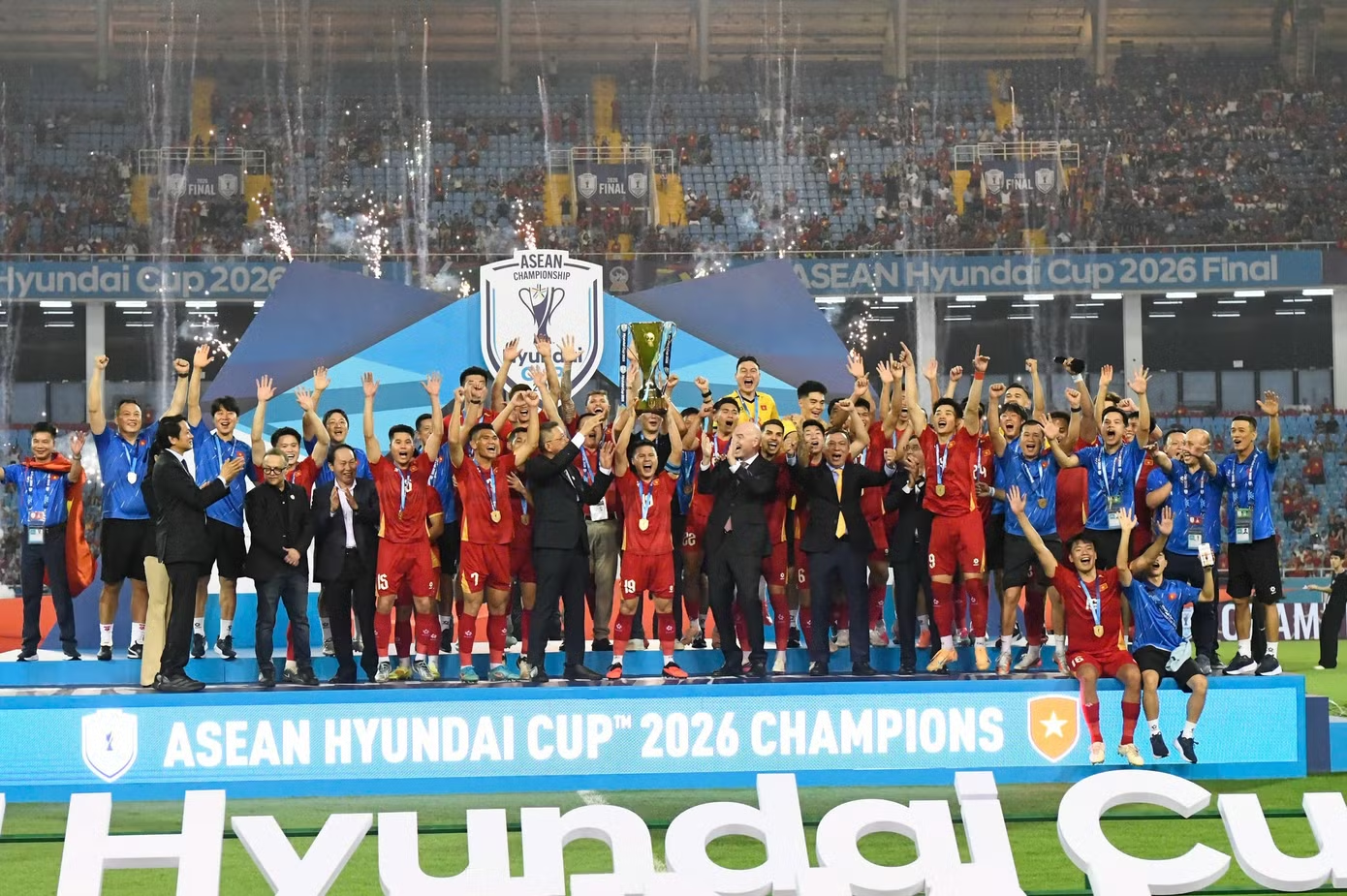 Những lần tỷ ph&uacute; Nguyễn Thị Phương Thảo tặng qu&agrave; "khủng" cho tuyển Việt Nam khi đạt chức v&ocirc; địch - Ảnh 2.