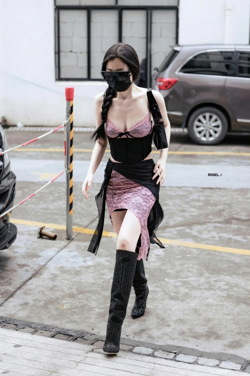 Ngu Thư H&acirc;n v&agrave; phong c&aacute;ch thời trang g&acirc;y tranh c&atilde;i: Hở hang khi đi l&agrave;m c&oacute; ổn kh&ocirc;ng? - Ảnh 10.