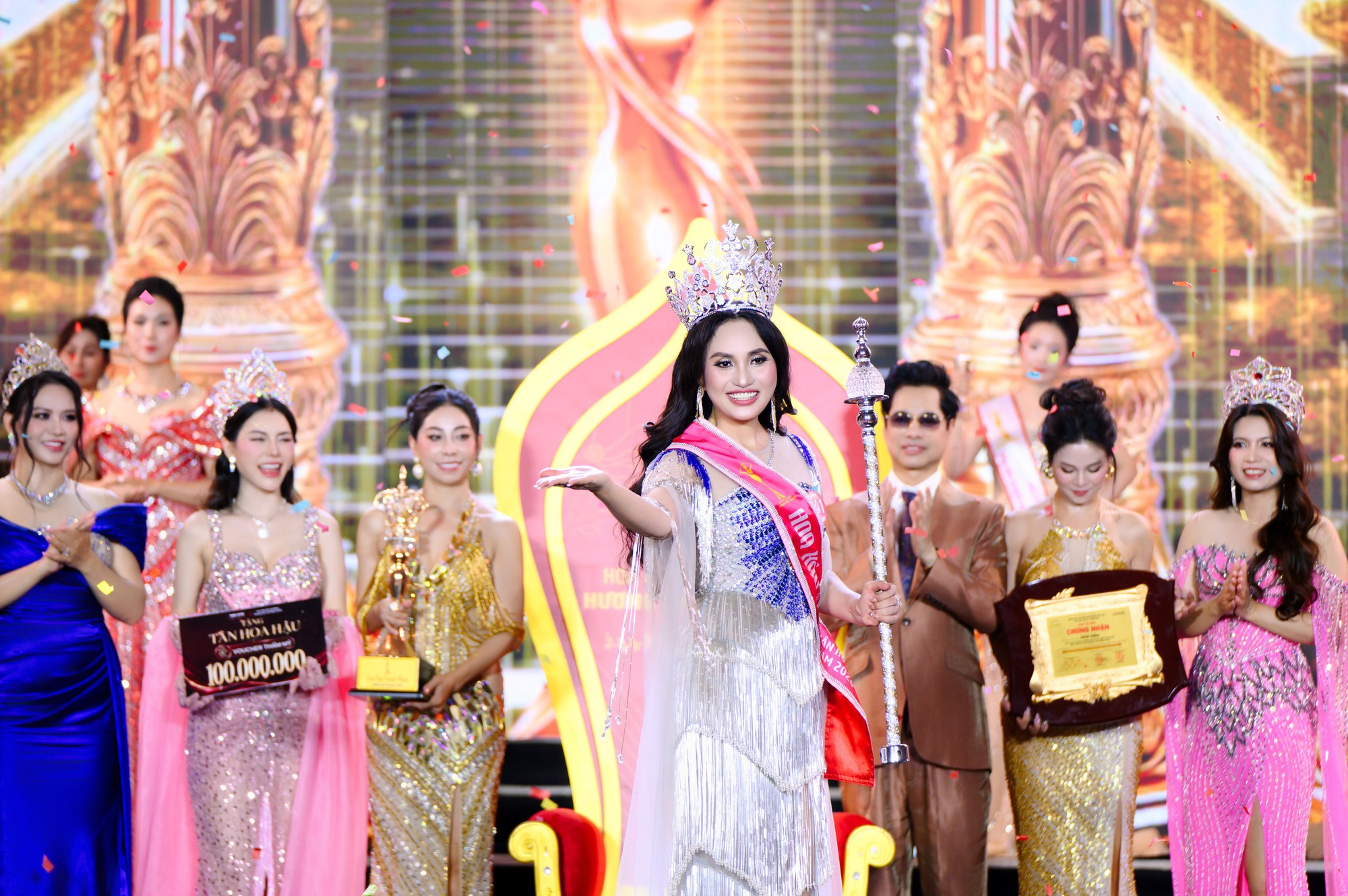Ngọc Sơn trao vương miện Hoa hậu Doanh nh&acirc;n Hương sắc Việt Nam 2026 cho mẹ ba con qu&ecirc; Ph&uacute; Thọ- Ảnh 1.