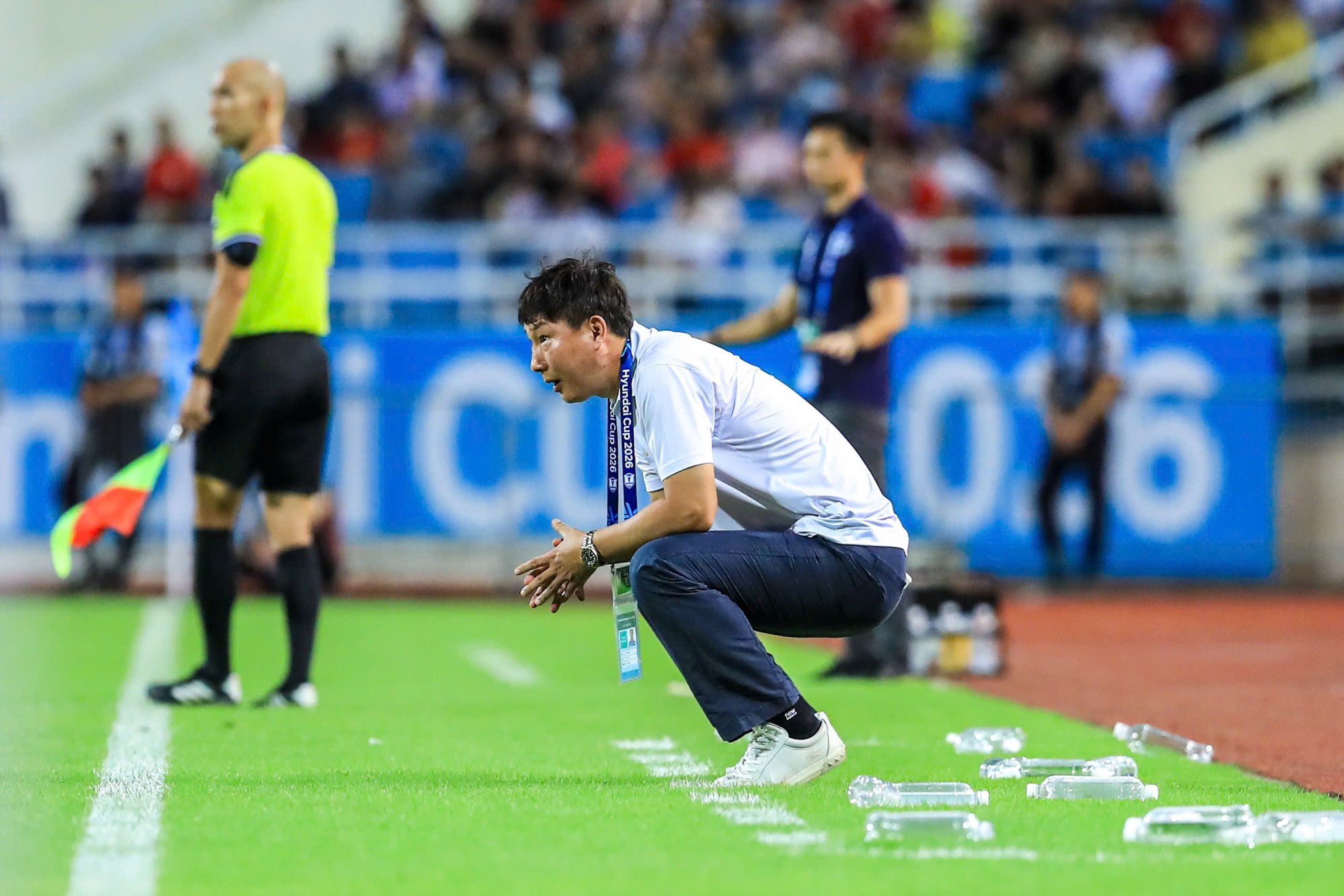 HLV Kim Sang-sik: "T&ocirc;i thay Đ&igrave;nh Bắc ra sớm ở trận gặp Singapore để đội kh&ocirc;ng tự m&atilde;n" - Ảnh 4.