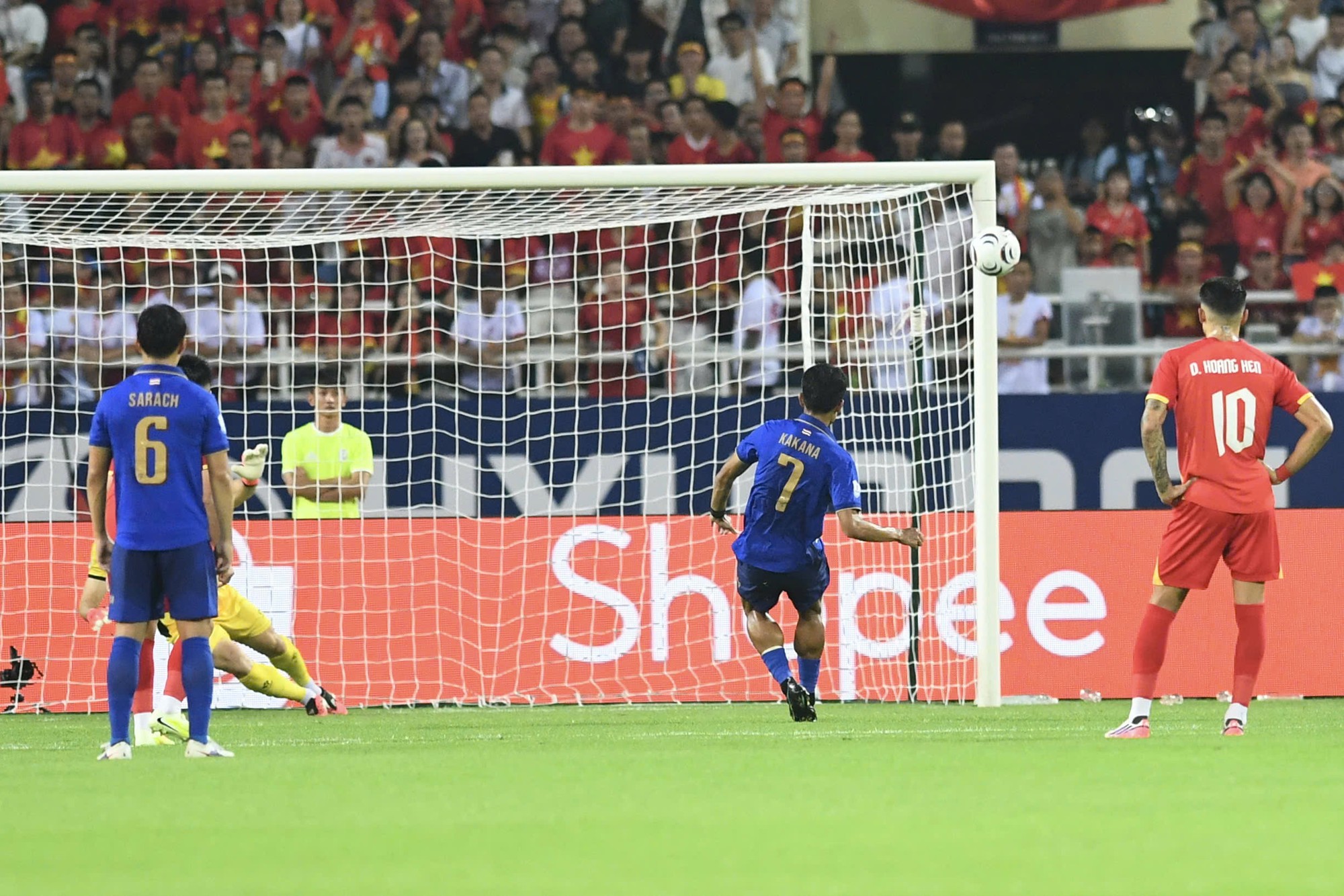 HLV Kim Sang-sik: "T&ocirc;i thay Đ&igrave;nh Bắc ra sớm ở trận gặp Singapore để đội kh&ocirc;ng tự m&atilde;n" - Ảnh 7.