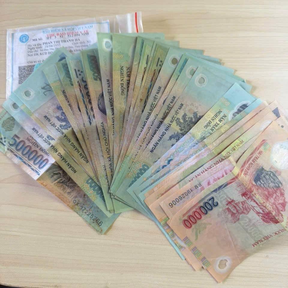 Đ&uacute;ng 10h ng&agrave;y 28/8, tiếp vi&ecirc;n ph&aacute;t hiện bọc tiền 46 tờ từ 100.000 - 500.000 đồng nằm chơ vơ tr&ecirc;n chuyến t&agrave;u tới Đ&agrave; Nẵng - Ảnh 2.
