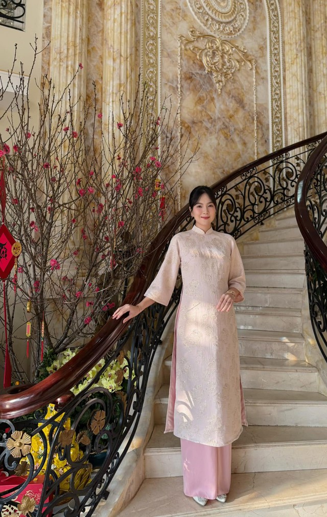 Nữ MC "lỡ 1 lần đò" được thiếu gia Bắc Ninh si mê, rước về làm vợ sống trong biệt thự to như lâu đài - Ảnh 6. Nữ MC "lỡ 1 lần đò" được thiếu gia Bắc Ninh si mê, rước về làm vợ sống trong biệt thự to như lâu đài - Ảnh 6.
