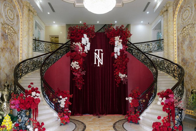 Nữ MC "lỡ 1 lần đò" được thiếu gia Bắc Ninh si mê, rước về làm vợ sống trong biệt thự to như lâu đài - Ảnh 5. Nữ MC "lỡ 1 lần đò" được thiếu gia Bắc Ninh si mê, rước về làm vợ sống trong biệt thự to như lâu đài - Ảnh 5.