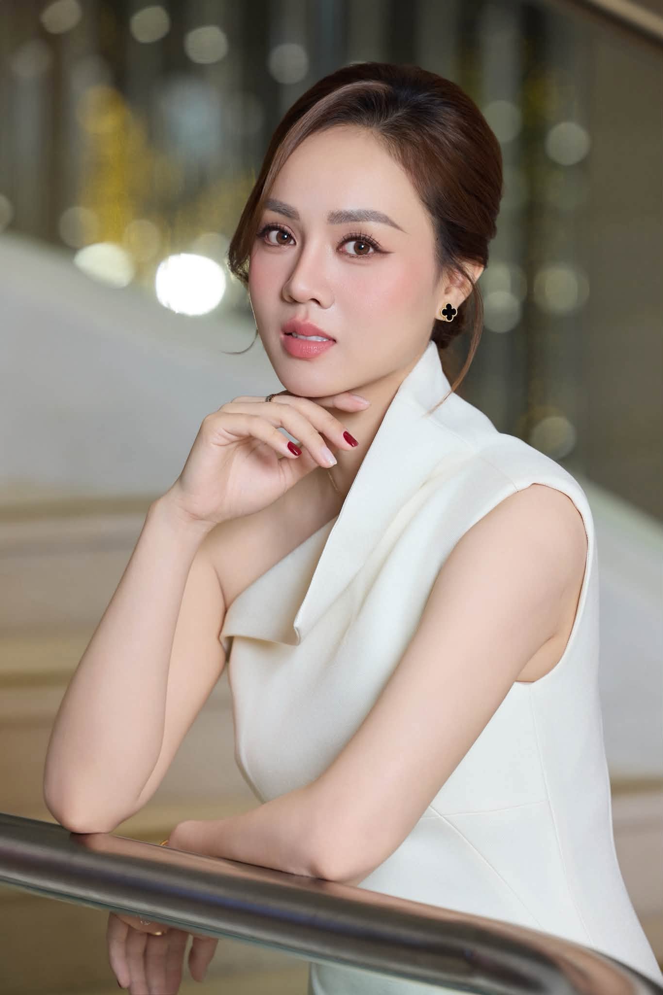 Vợ k&eacute;m 15 tuổi của NSND C&ocirc;ng L&yacute; chia sẻ nỗi niềm Trước tin đồn h&ocirc;n nh&acirc;n - Ảnh 2.
