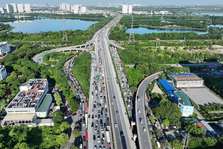 Dự kiến ph&acirc;n luồng xe ngược chiều tr&ecirc;n cao tốc Ph&aacute;p V&acirc;n - cao Bồ tr&aacute;nh &ugrave;n tắc - Ảnh 1.