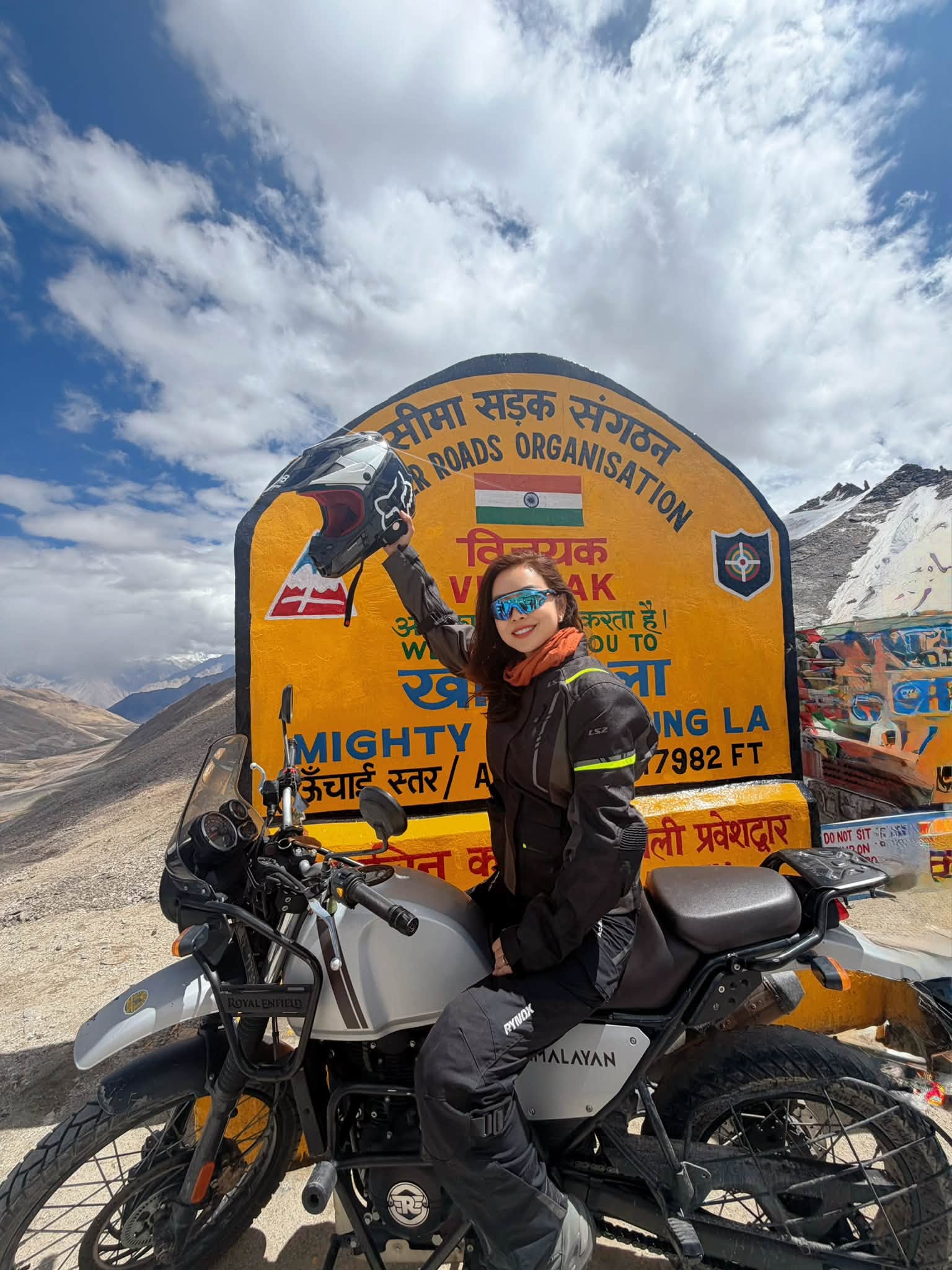 Jennifer Phạm tự l&aacute;i xe m&ocirc; t&ocirc; kh&aacute;m ph&aacute; Himalaya đầy cảm hứng v&agrave; can đảm - Ảnh 7.