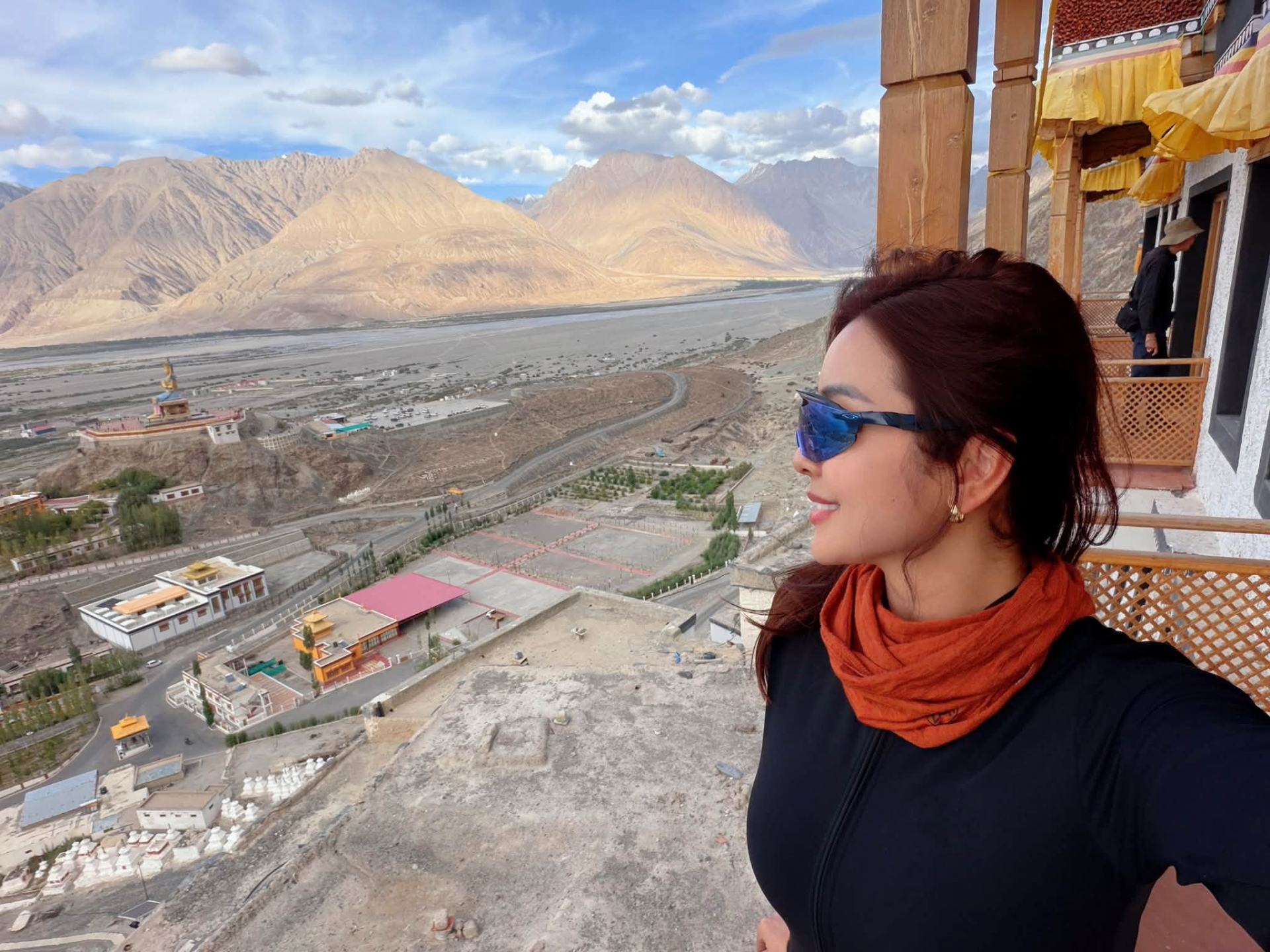Jennifer Phạm tự l&aacute;i xe m&ocirc; t&ocirc; kh&aacute;m ph&aacute; Himalaya đầy cảm hứng v&agrave; can đảm - Ảnh 11.
