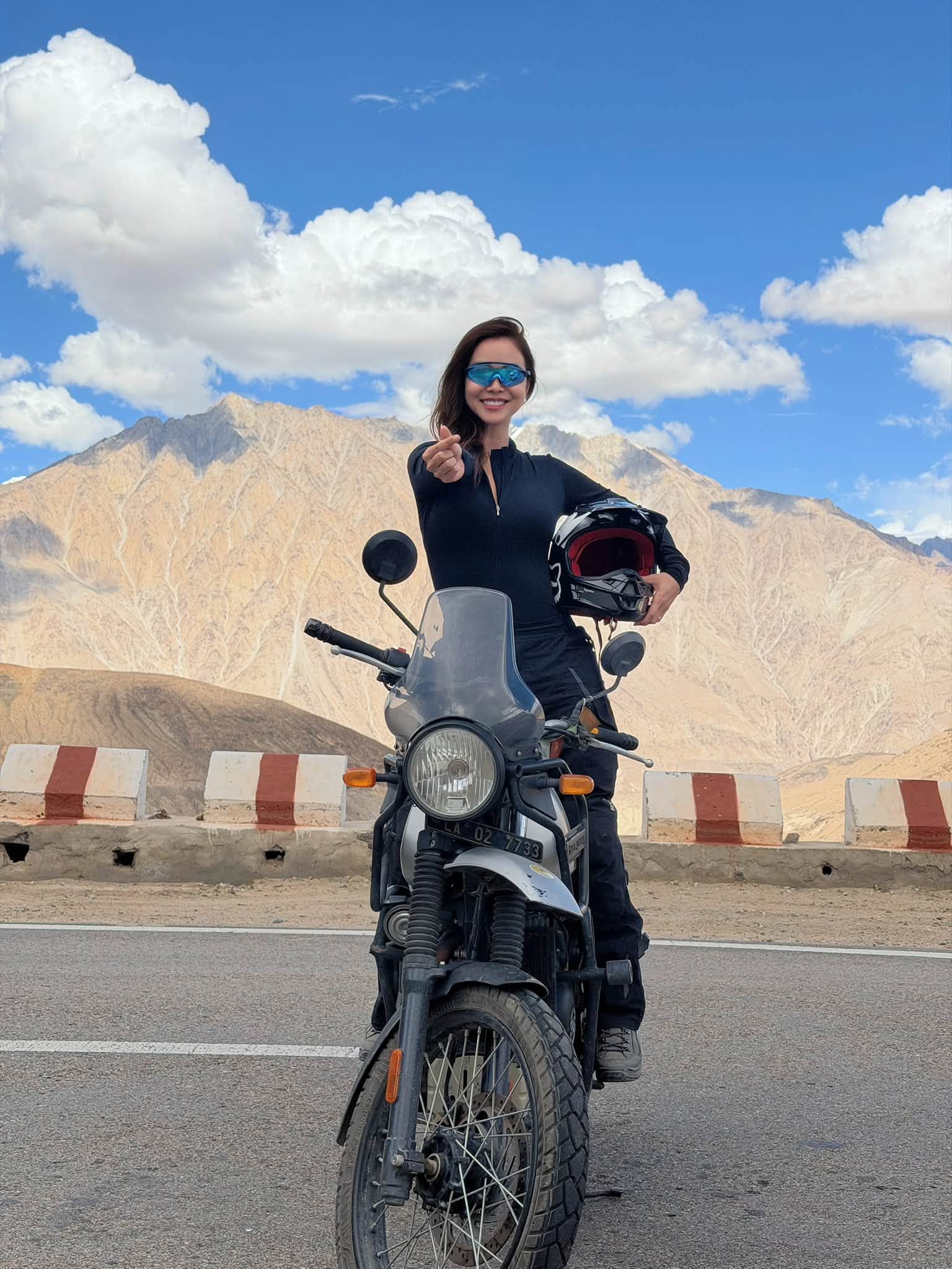 Jennifer Phạm tự l&aacute;i xe m&ocirc; t&ocirc; kh&aacute;m ph&aacute; Himalaya đầy cảm hứng v&agrave; can đảm - Ảnh 4.