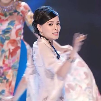 Nữ ca sĩ hải ngoại 45 tuổi xinh đẹp nói lý do không muốn lấy chồng đẻ con - Ảnh 1. Nữ ca sĩ hải ngoại 45 tuổi xinh đẹp nói lý do không muốn lấy chồng đẻ con - Ảnh 1.