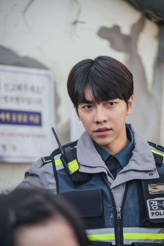 Lee Seung Gi v&agrave; sự tr&ugrave;ng khớp r&ugrave;ng m&igrave;nh giữa phim Mouse v&agrave; vụ &aacute;n Jeju 2026 - Ảnh 2.
