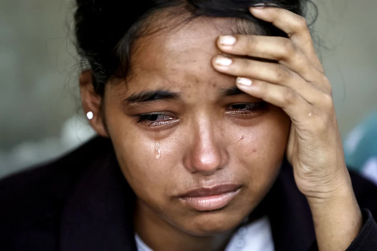 Khoảnh khắc ấm &aacute;p trong bi kịch: Nh&acirc;n vi&ecirc;n cứu hộ Nepal ru ngủ 2 em b&eacute; sinh đ&ocirc;i - Ảnh 5.