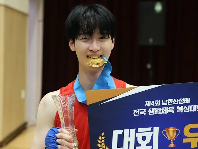 Đời như phim của sinh viên kinh tế bắt cướp rồi thành diễn viên, ẵm thêm giải boxing, lấy vợ xinh ngút ngàn- Ảnh 7.