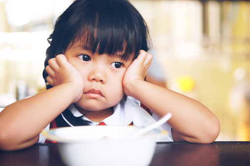 4 c&acirc;u cửa miệng của cha mẹ đang khiến n&atilde;o bộ trẻ &ldquo;đ&oacute;ng lại&rdquo; - Ảnh 1.