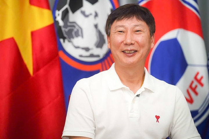 HLV Kim Sang-sik: Vợ khuy&ecirc;n ở hẳn Việt Nam, nhưng gi&aacute; nh&agrave; cao qu&aacute; kh&ocirc;ng mua được - Ảnh 1.