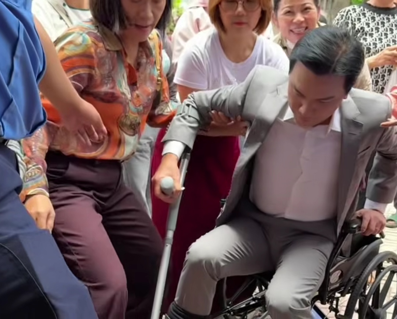 Mạnh Quỳnh về Việt Nam, phải ngồi xe lăn và chống nạng - Ảnh 2. Mạnh Quỳnh về Việt Nam, phải ngồi xe lăn và chống nạng - Ảnh 2.