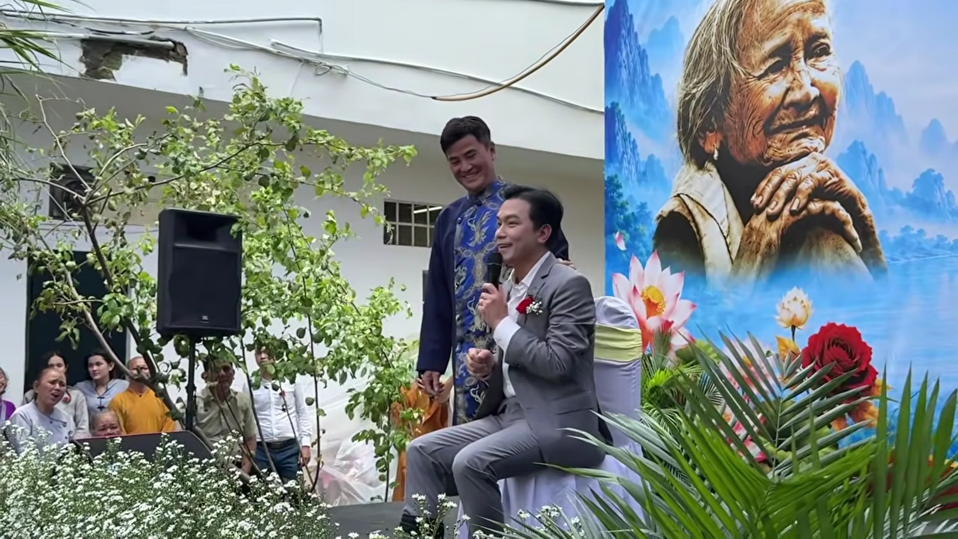 Mạnh Quỳnh về nước hát, phải xin lỗi khán giả - Ảnh 2. Mạnh Quỳnh về nước hát, phải xin lỗi khán giả - Ảnh 2.