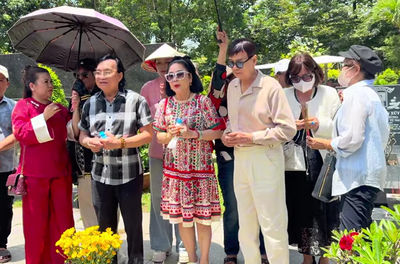 Nữ nghệ sĩ U80 tới mộ NSND Thanh Kim Huệ: "T&ocirc;i l&agrave; vợ b&eacute; - Ảnh 1.