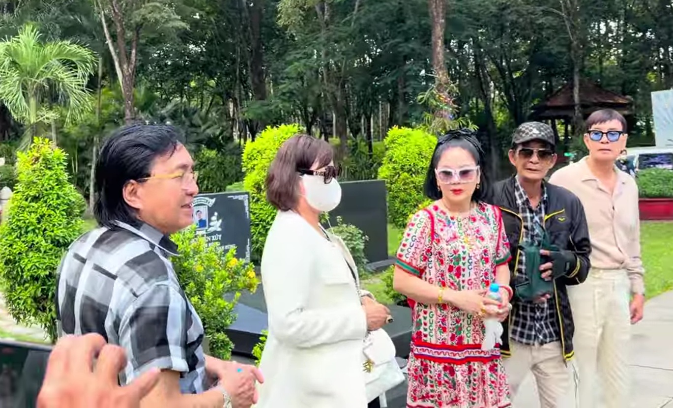 Nữ nghệ sĩ U80 tới mộ NSND Thanh Kim Huệ: "T&ocirc;i l&agrave; vợ b&eacute; - Ảnh 2.