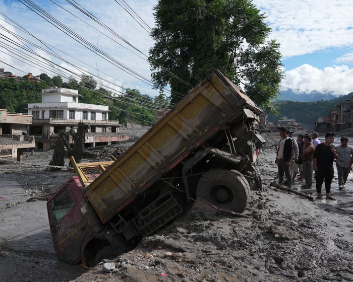 Thảm họa lũ quét Nepal - Tây Tạng 2026: Hơn 392 người chết và hàng chục nghìn người mất tích - Ảnh 2. Thảm họa lũ quét Nepal - Tây Tạng 2026: Hơn 392 người chết và hàng chục nghìn người mất tích - Ảnh 2.