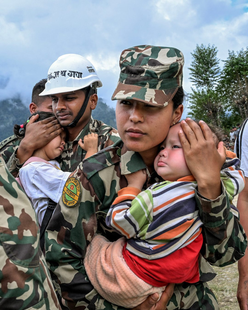 Lũ quét Nepal - Trung Quốc: Số người tử vong tăng lên 469, dòng sông tắc nghẽn do mảnh vụn có nguy cơ ngập lụt trở lại - Ảnh 4. Lũ quét Nepal - Trung Quốc: Số người tử vong tăng lên 469, dòng sông tắc nghẽn do mảnh vụn có nguy cơ ngập lụt trở lại - Ảnh 4.