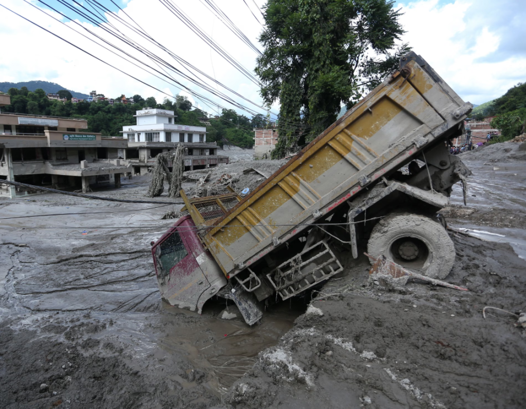 Lũ quét Nepal - Trung Quốc: Số người tử vong tăng lên 469, dòng sông tắc nghẽn do mảnh vụn có nguy cơ ngập lụt trở lại - Ảnh 1. Lũ quét Nepal - Trung Quốc: Số người tử vong tăng lên 469, dòng sông tắc nghẽn do mảnh vụn có nguy cơ ngập lụt trở lại - Ảnh 1.